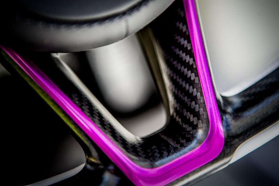 Детали интерьера McLaren MSO 720S Coupe Fux Fuchsia 2017 года  (фото 2 из 19)
